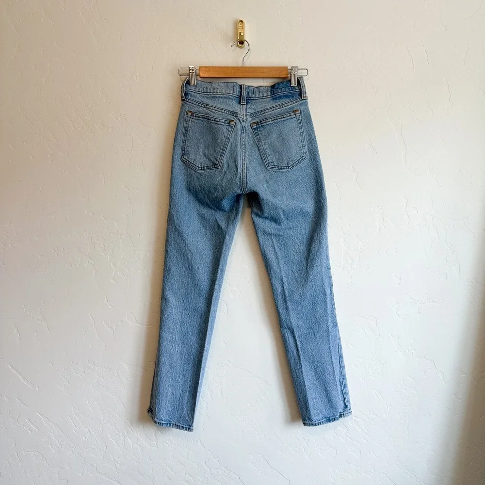 Abercrombie | The Straight Leg Mid Rise Stretch Denim Cotton Jean in Medium Wash
